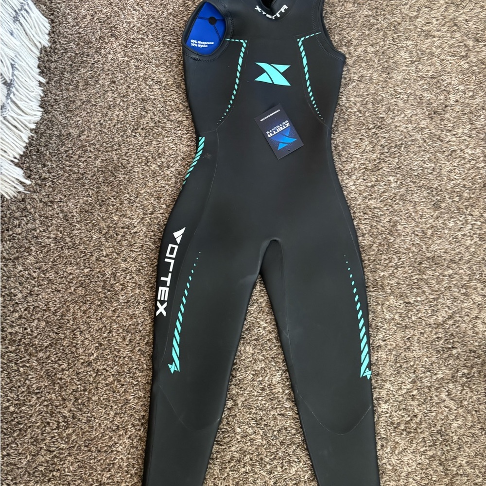 Xterra Vortex Women’s Med-Small tri wetsuit (like new)